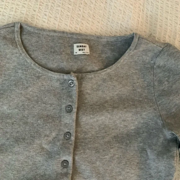 Aritzia Sunday Best Cropped Grey Button Up Cardigan Sweater Top Long Sleeve - Picture 3 of 6